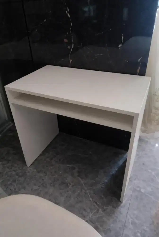 Meja Kerja / Meja Kantor Minimalis Putih – Bekas