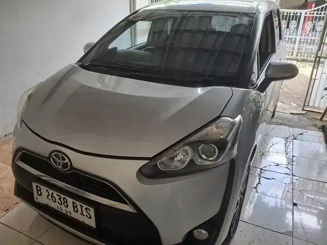DP MURAH - Toyota Sienta 1.5 V Bensin-AT 2018 Silver