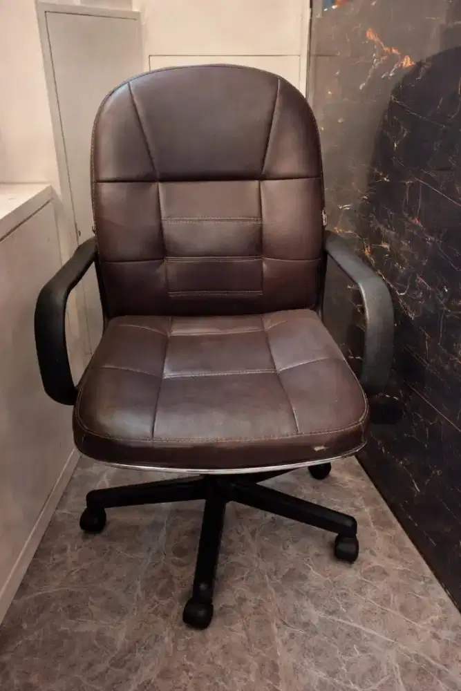 Kursi Kantor Putar Informa Coklat / Kursi Kerja Empuk Bekas