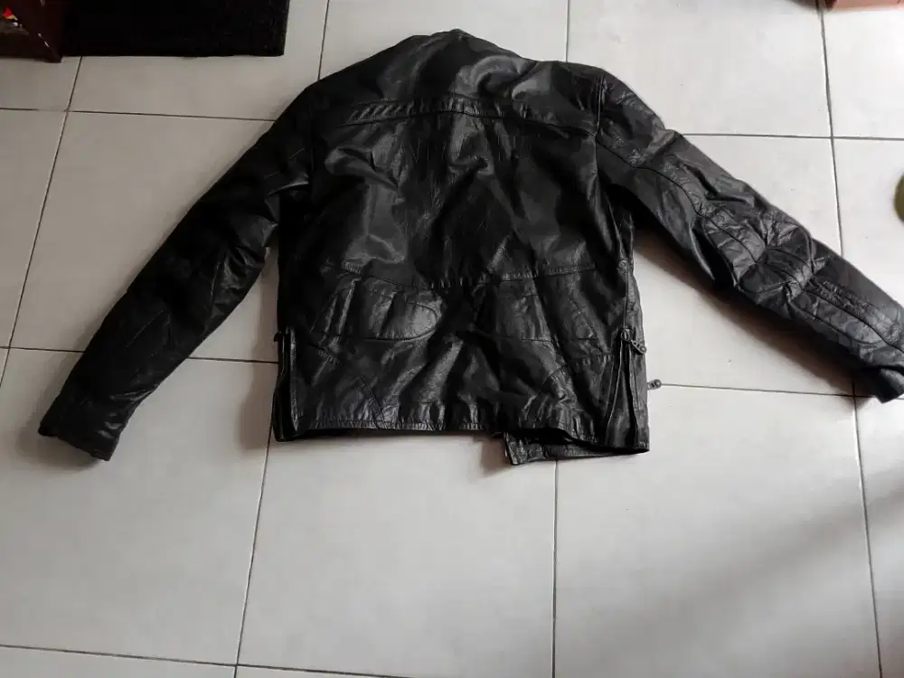 Dijual jaket kulit merk yamaha masih bagus original bekas