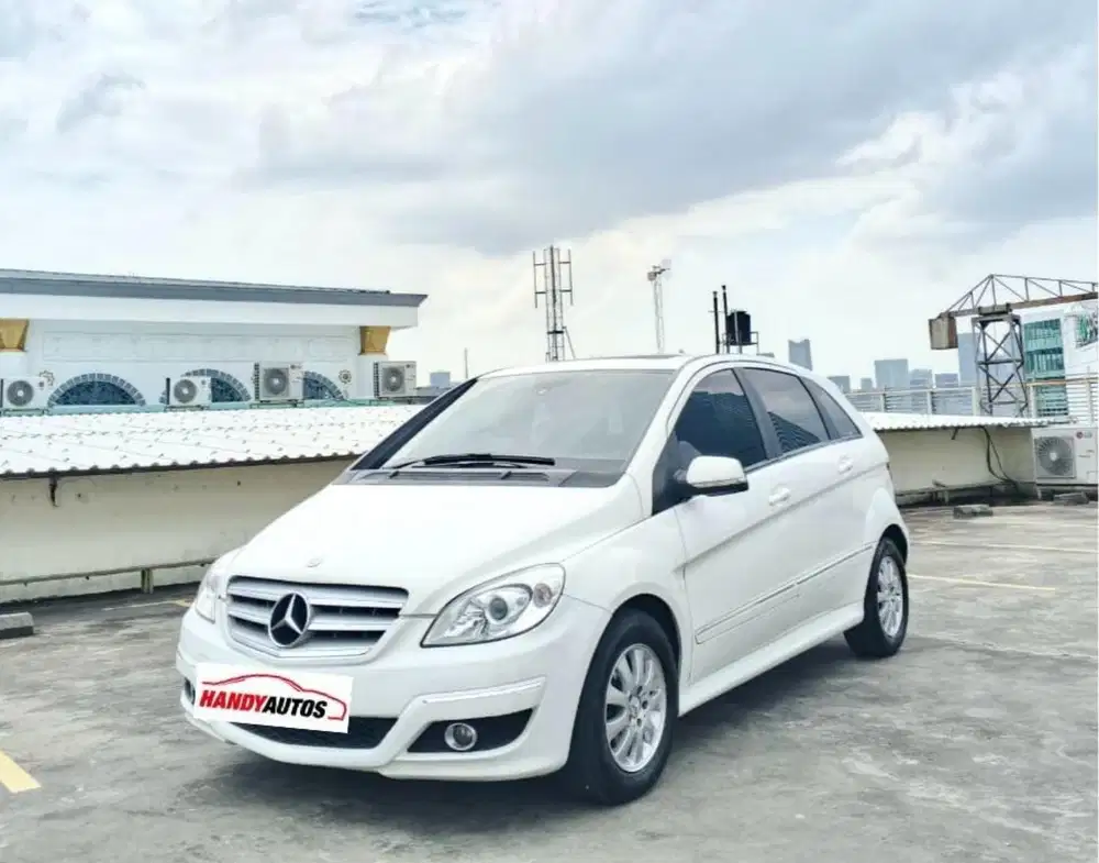 Mercedes Benz B180 Panoramic Tahun 2011 Automatic Putih Metalik