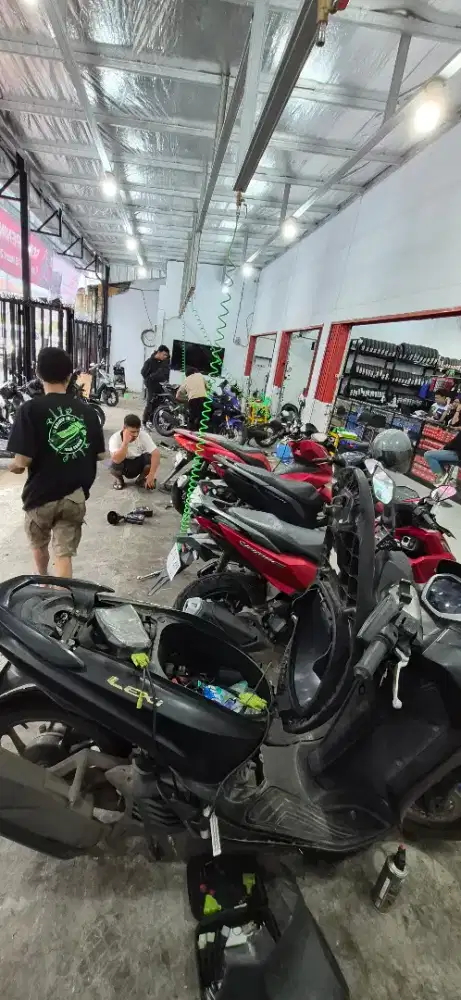 Mekanik bengkel motor