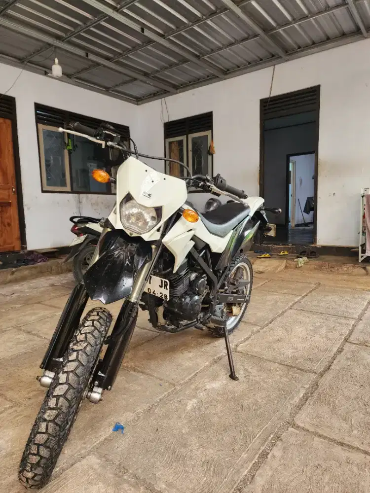 Kawasaki Dtracker 150.