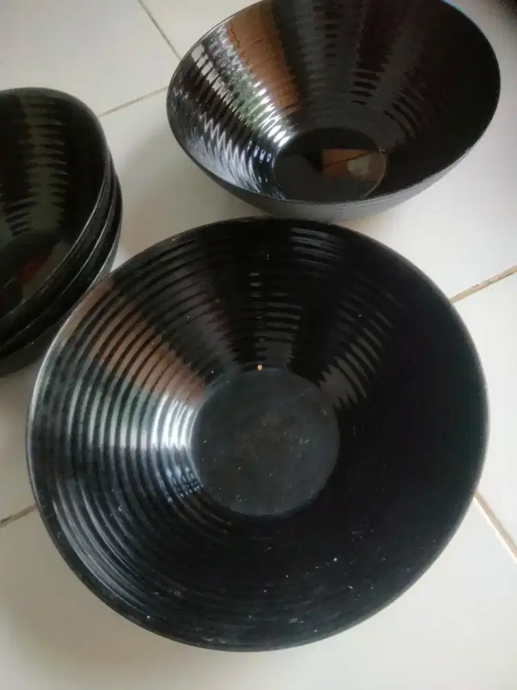 Mangkok besar dari bahan beling