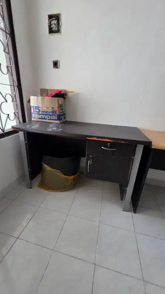 Meja kerja dan kursi kantor