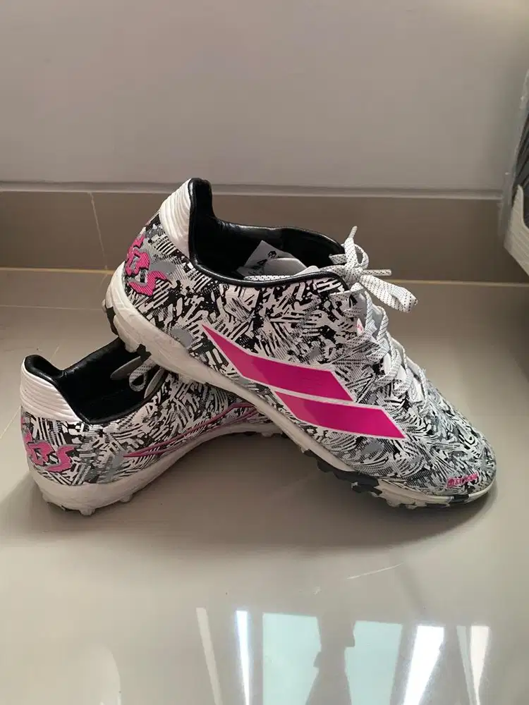 MILLS Sepatu Futsal/Mini Soccer - Uk 41