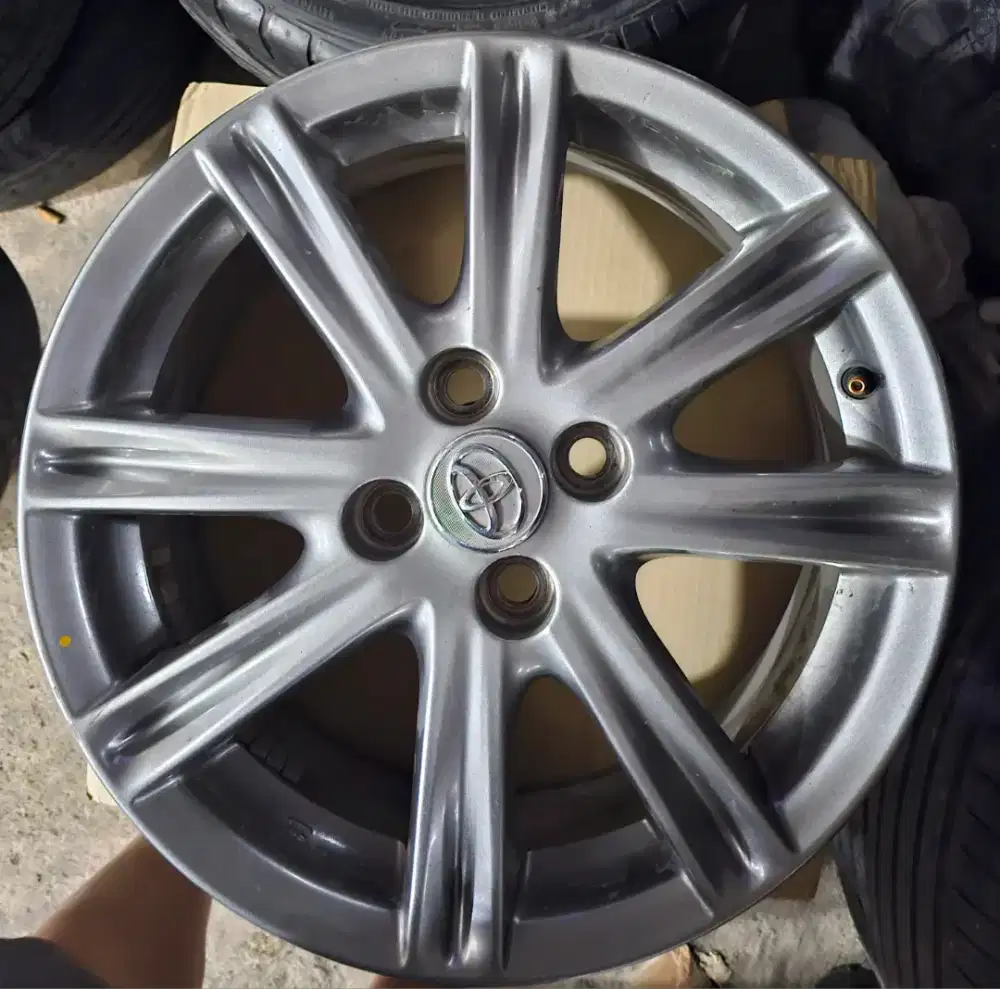 Velg OEM Yaris TRD R16 PCD4x100 Hyperblack. Velg only 4pcs