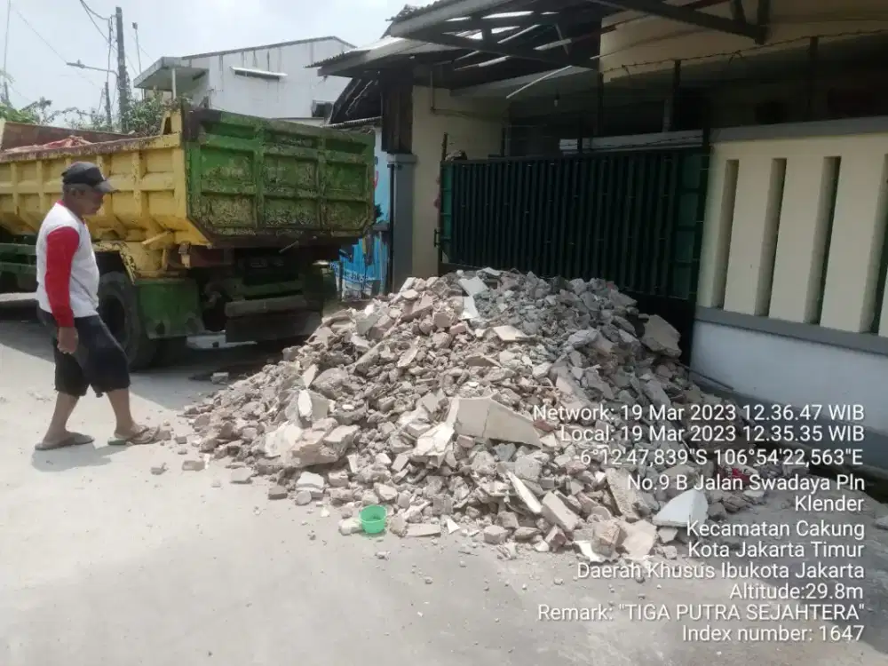 Urug tanah merah buang puing bangunan proyek