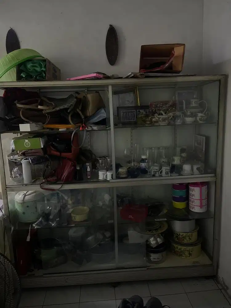 Lemari kaca etalase display