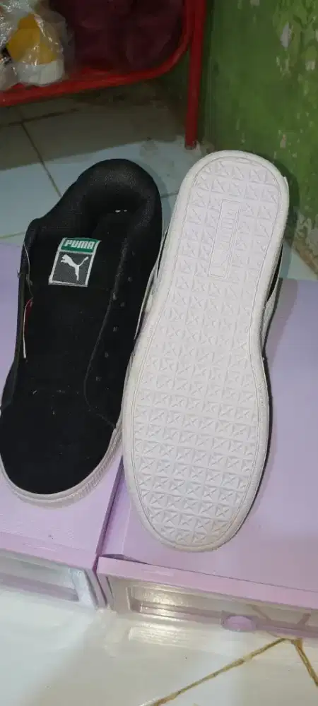 Sepatu baru belum pernah terpakai