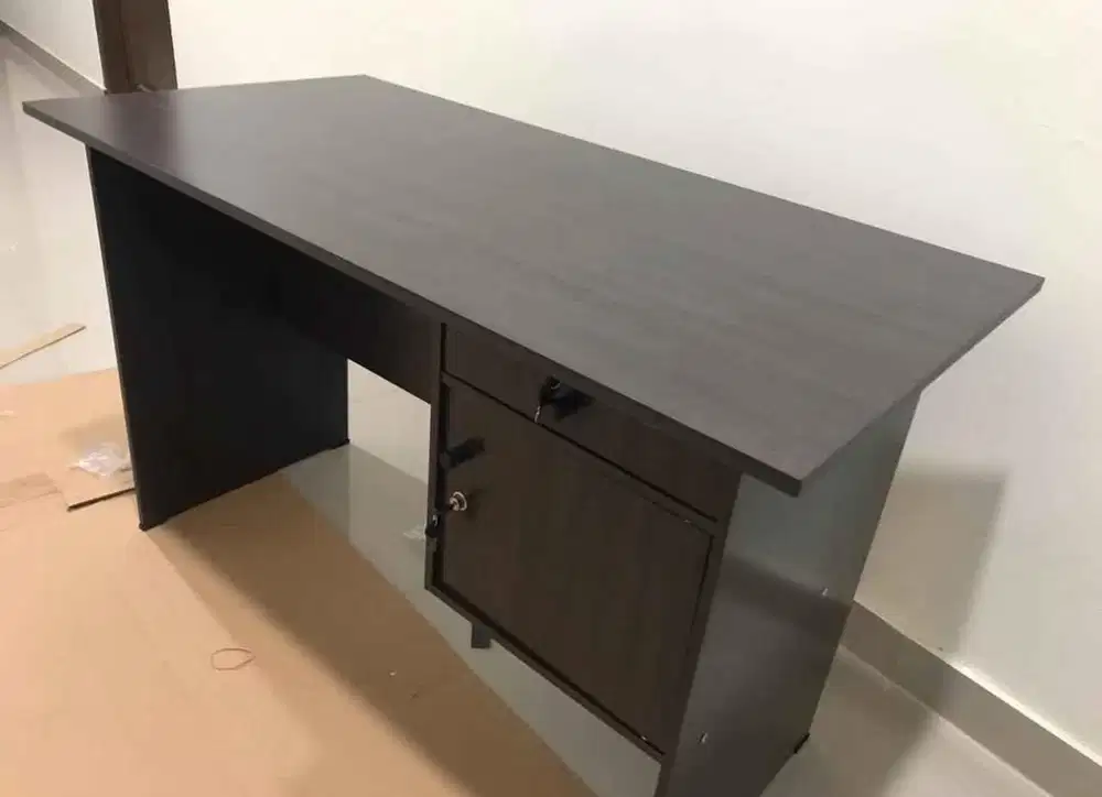 Meja kantor/komputer