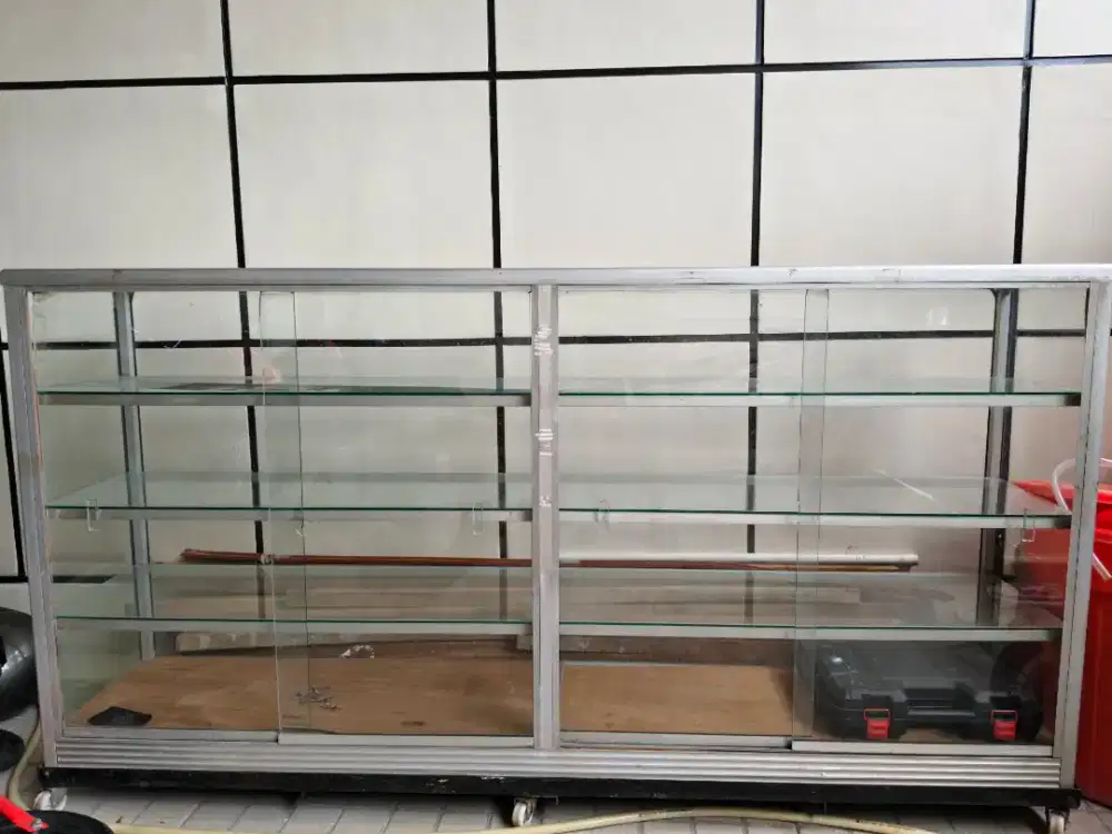 Jual etalase 2Meter kondisi bagus siap pakai bisa nego