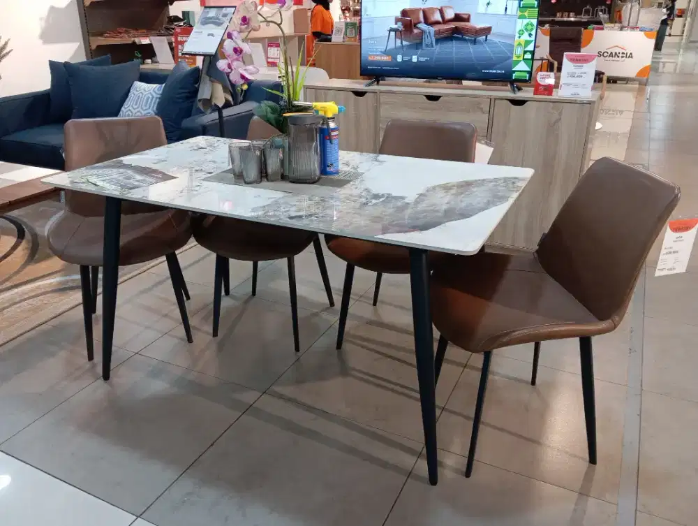 Meja makan Steinar Pandora