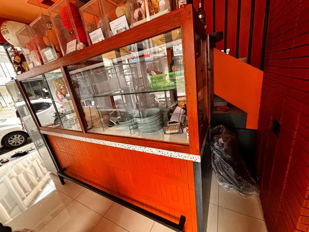 Etalase Kaca Besar - Bekas 1 Tahun - Mulus & Terawat