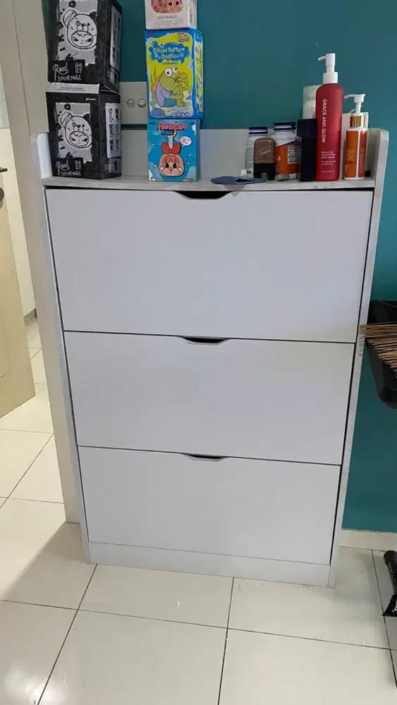 Lemari rak sepatu minimalis