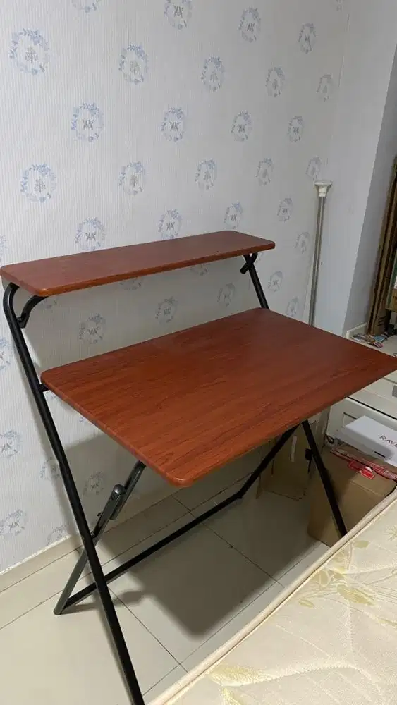 Meja belajar bisa dilipat