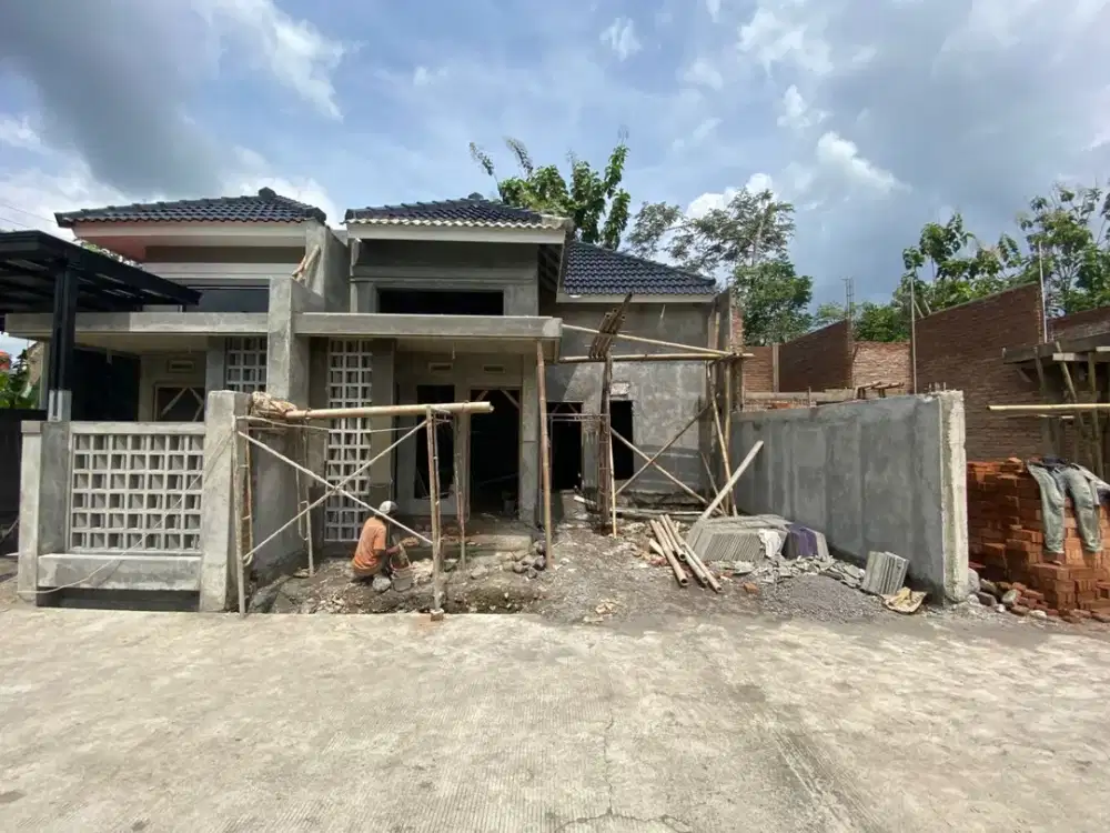 Rumah Proses Bangun Dekat RS At-Turots Seyegan – Harga Promo 620 Juta Bonus Pagar & Kanopi