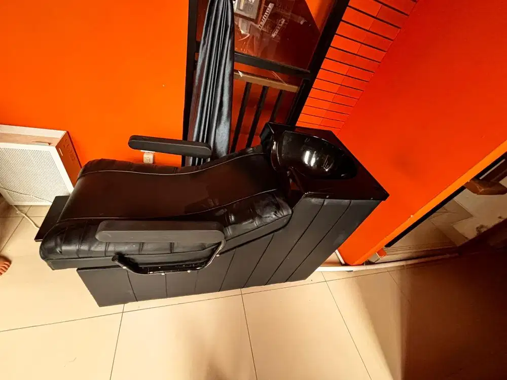 Meja kermas kondisi 90% mulus pemakaian kurang dari setahun.