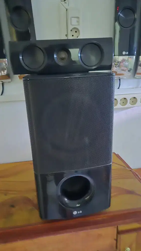 Subwofer dan sepeaker satelit LG Home theater