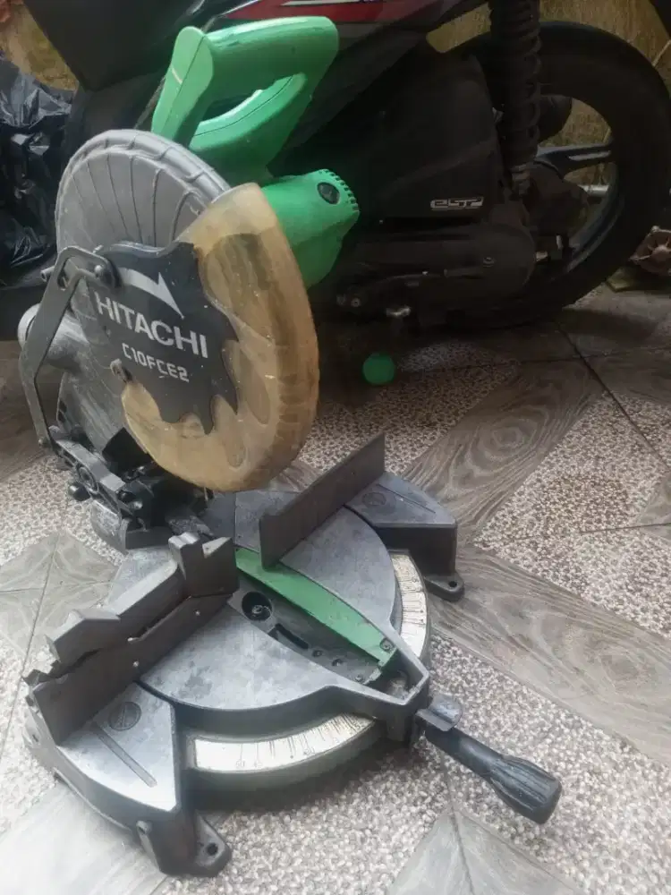 Mesin potong alumunium