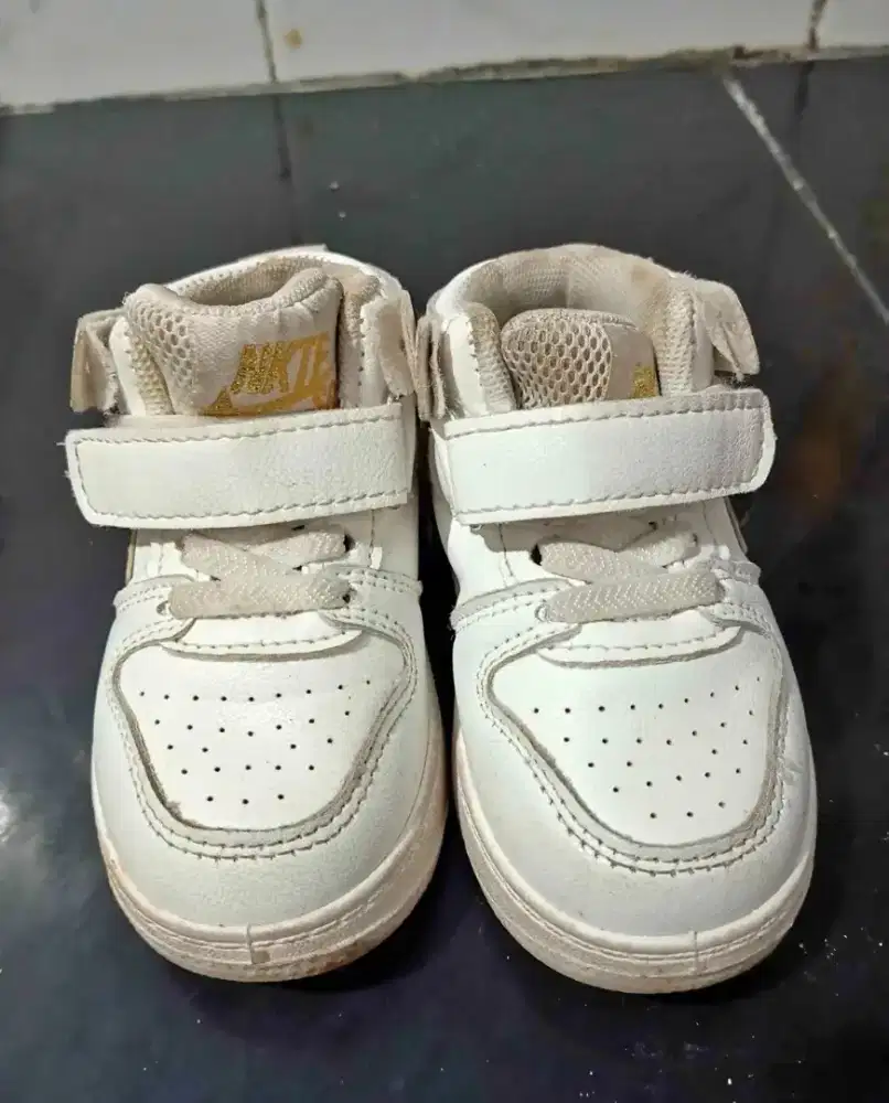 Sepatu putih anak anak