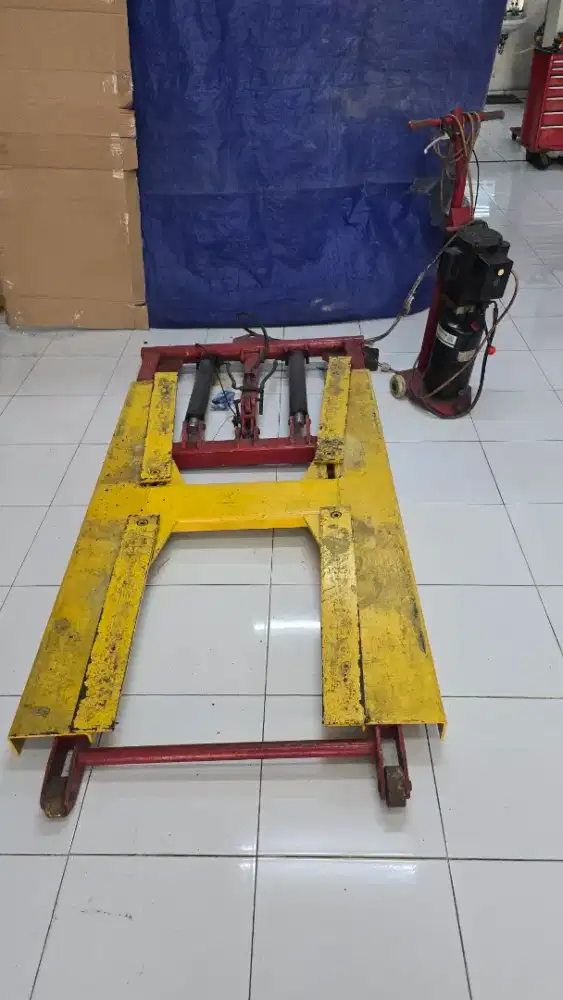Dongkrak mobil scisor