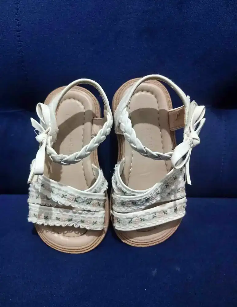 Sepatu sendal anak perempuan