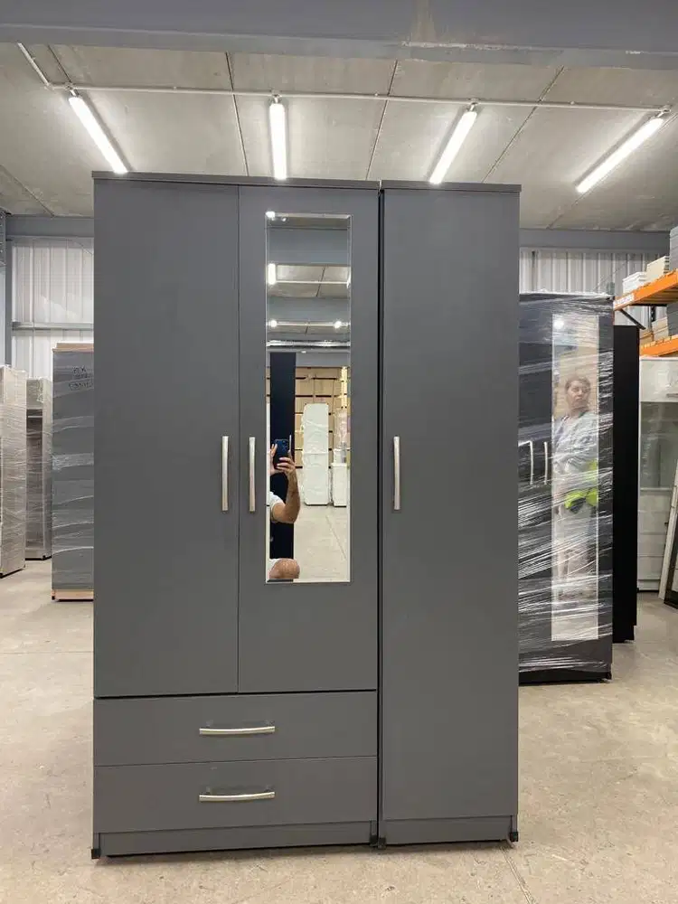 Lemari baju HPL stylish & praktis, bikin ruang tidur rapi dan elegan