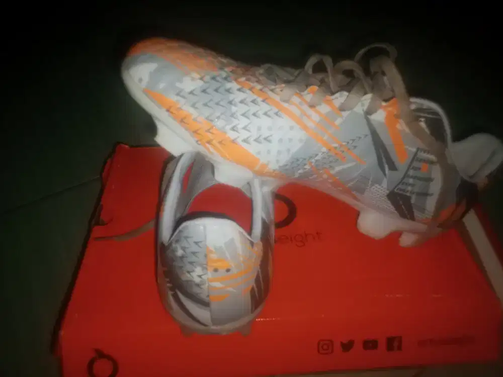 Sepatu bola ortuseigh
