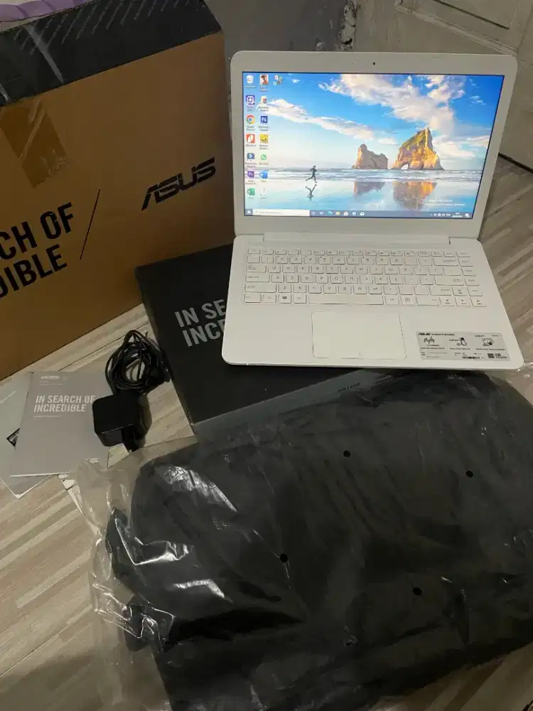 Laptop ASUS E402Y Fullset (Like New,Jarang di pakai)