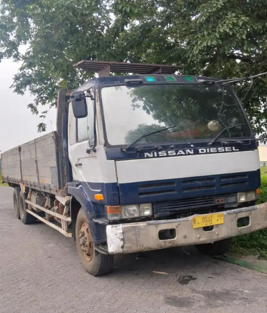 Truk tronton Nissan RF8