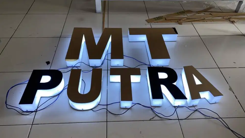 Huruf timbul akrilik lampu