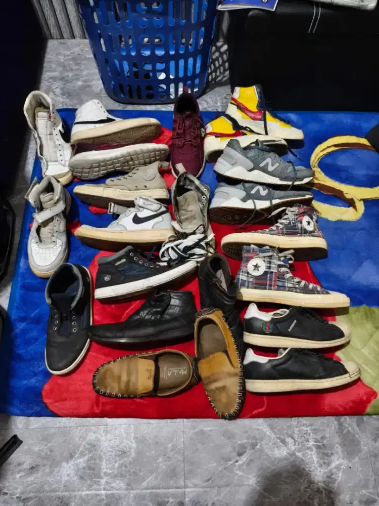 Borongan sepatu size n merk random . NB, Nike, Converse,Timberland dll
