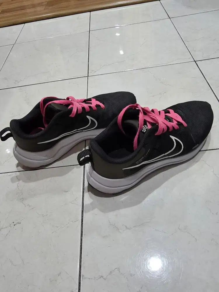 Sepatu lari untuk wanita
