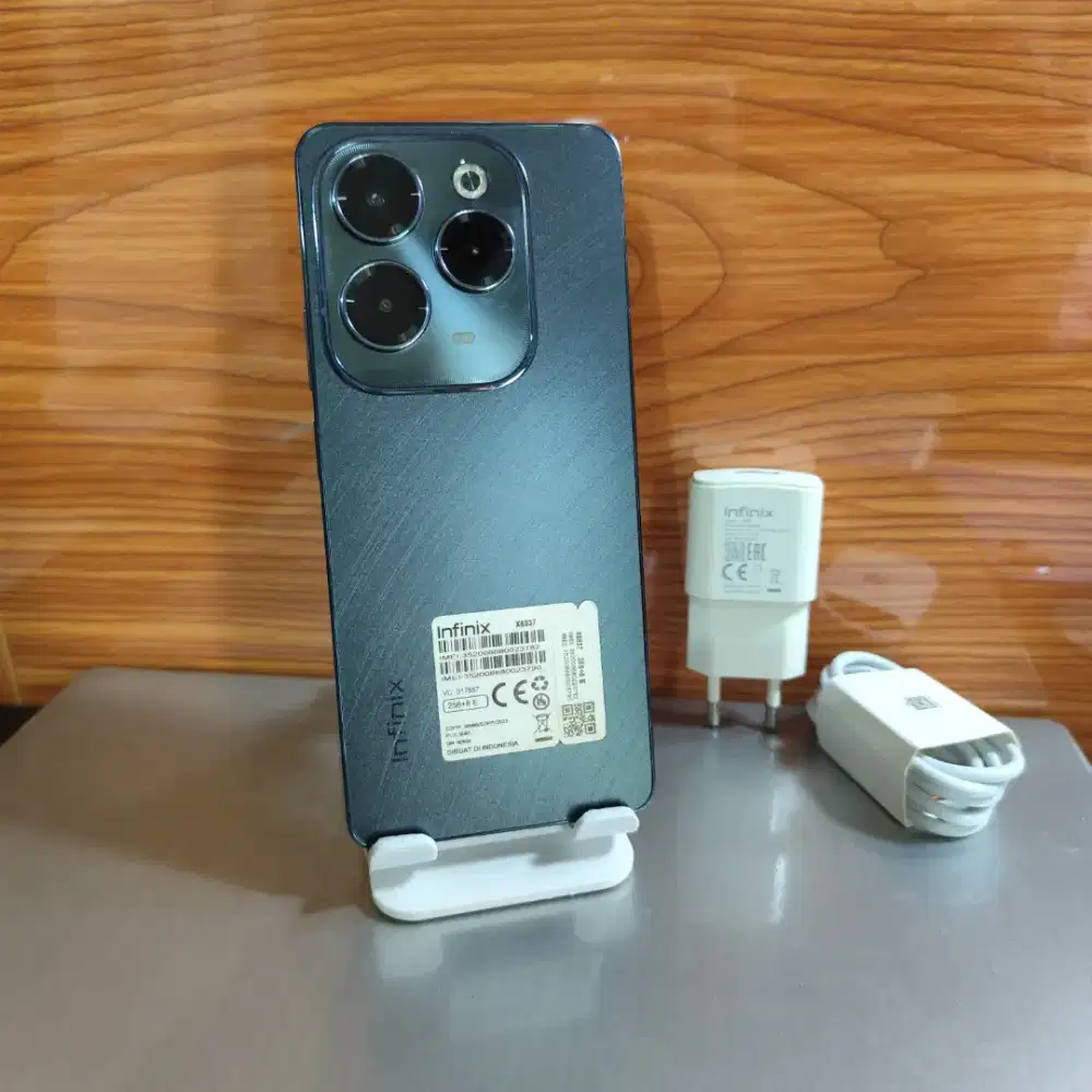 Infinik Hot 40 pro Ram 8/256 HP dan charger mulus banget