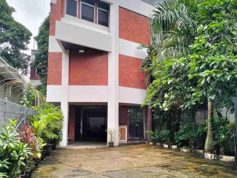 Dijual Gedung LT 500 m² LB 1100 m² Strategis Jalan Raya open 28 M di bwh NJOP Jakarta Pusat.