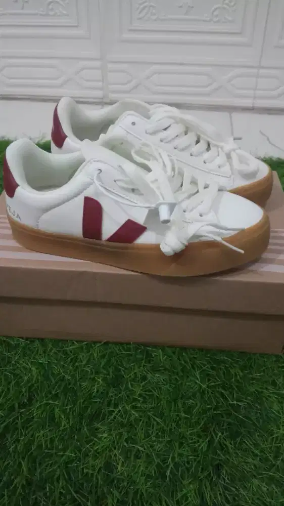 Sepatu putih veja