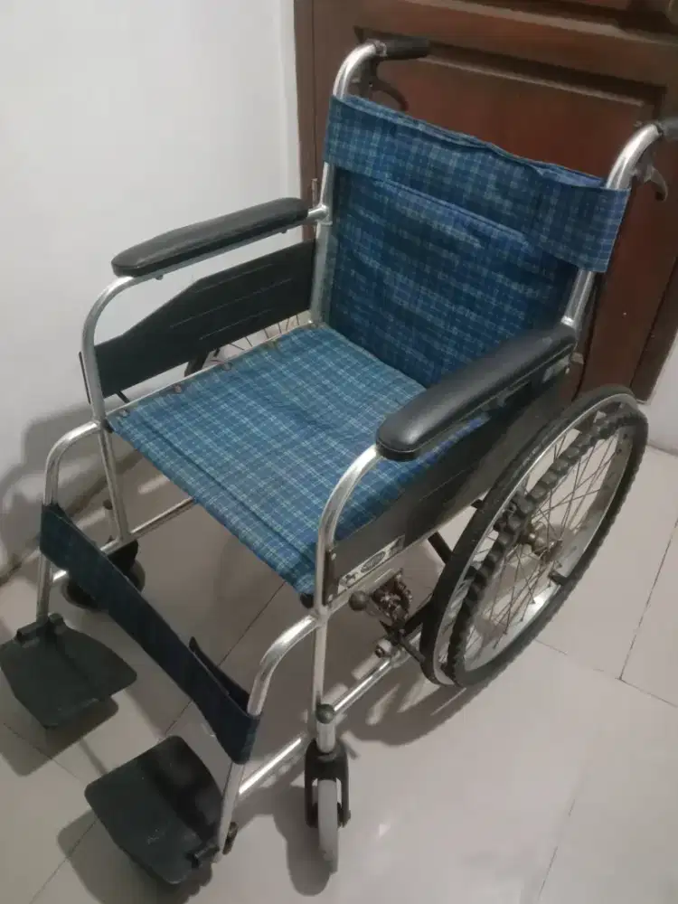 Kursi roda semi traveling