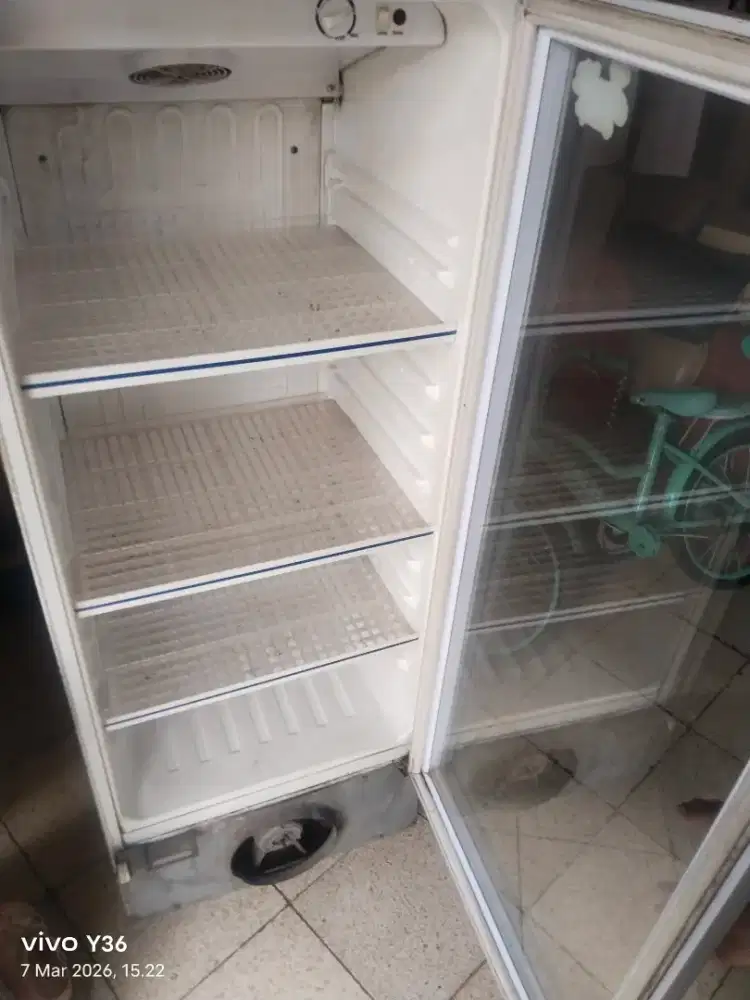 Di jual cepat showcase 4 rak orisinil