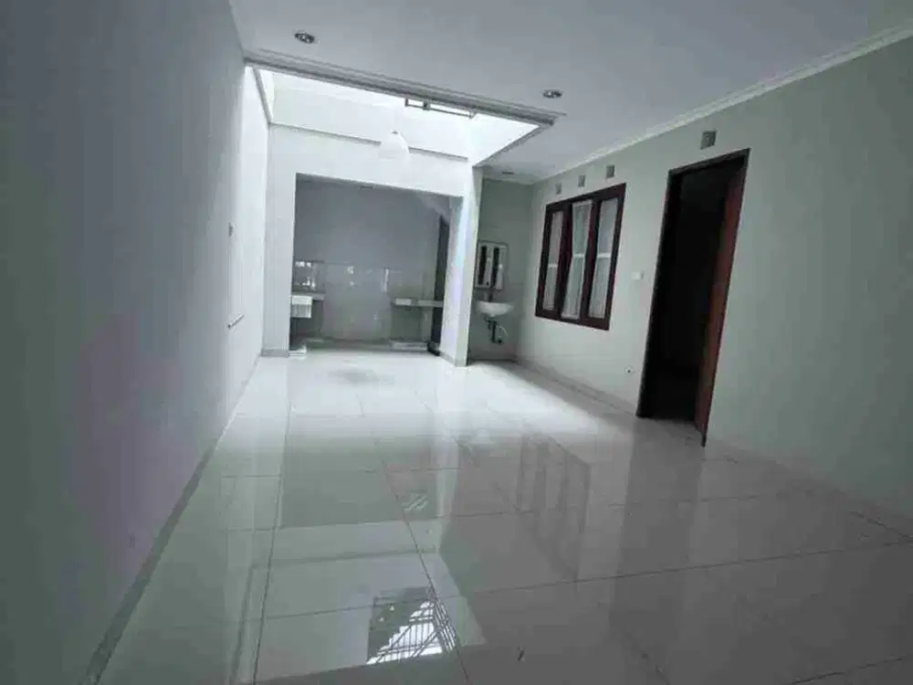 Disewakan Rumah 2 Lantai Setraduta