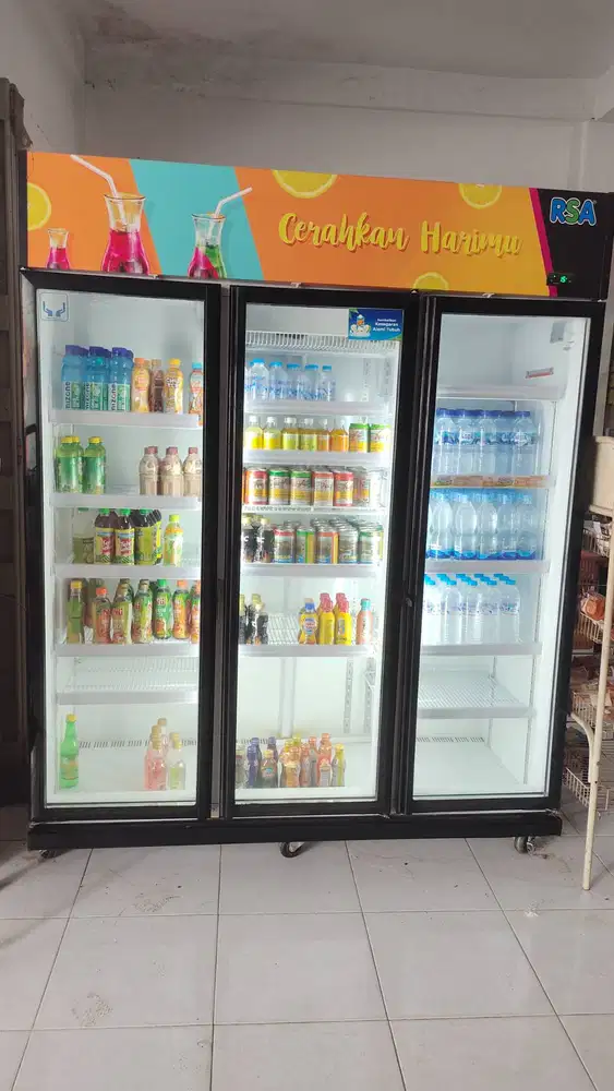 showcase 3 pintu RSA, barang masih aman siap pakai tangan pertama.