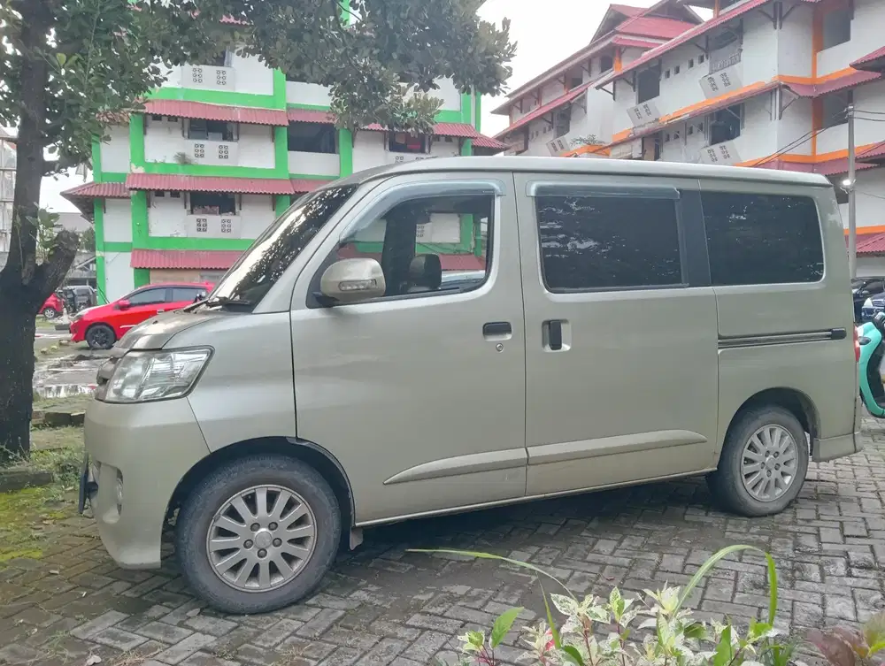 Daihatsu Luxio 2010 Bensin