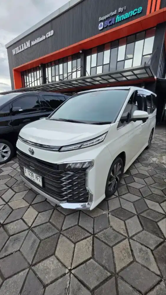 Toyota Voxy 2.0L A/T 2022
