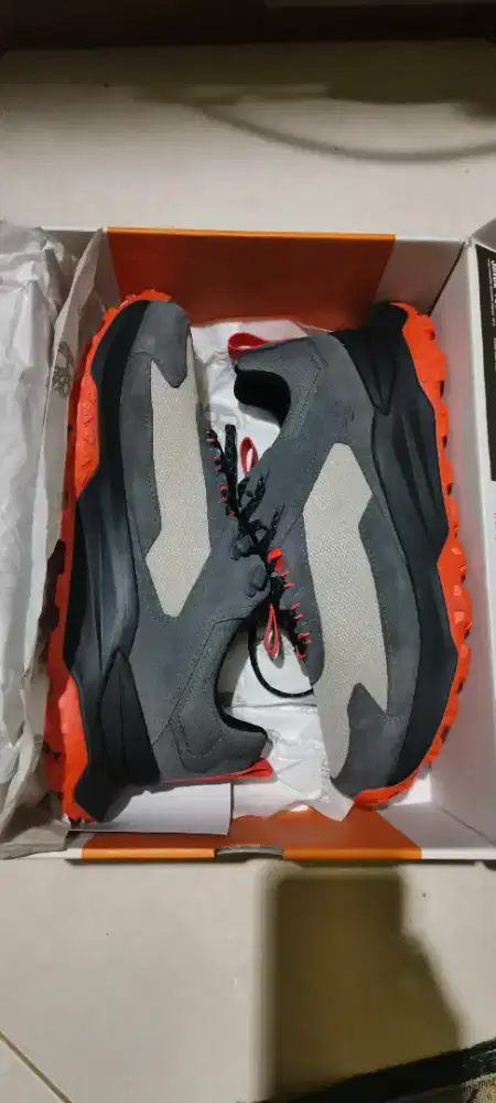 Sepatu sneakers outdoor merk Timberland baru