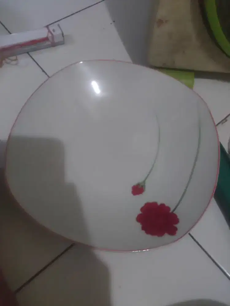 Piring kramik persegi