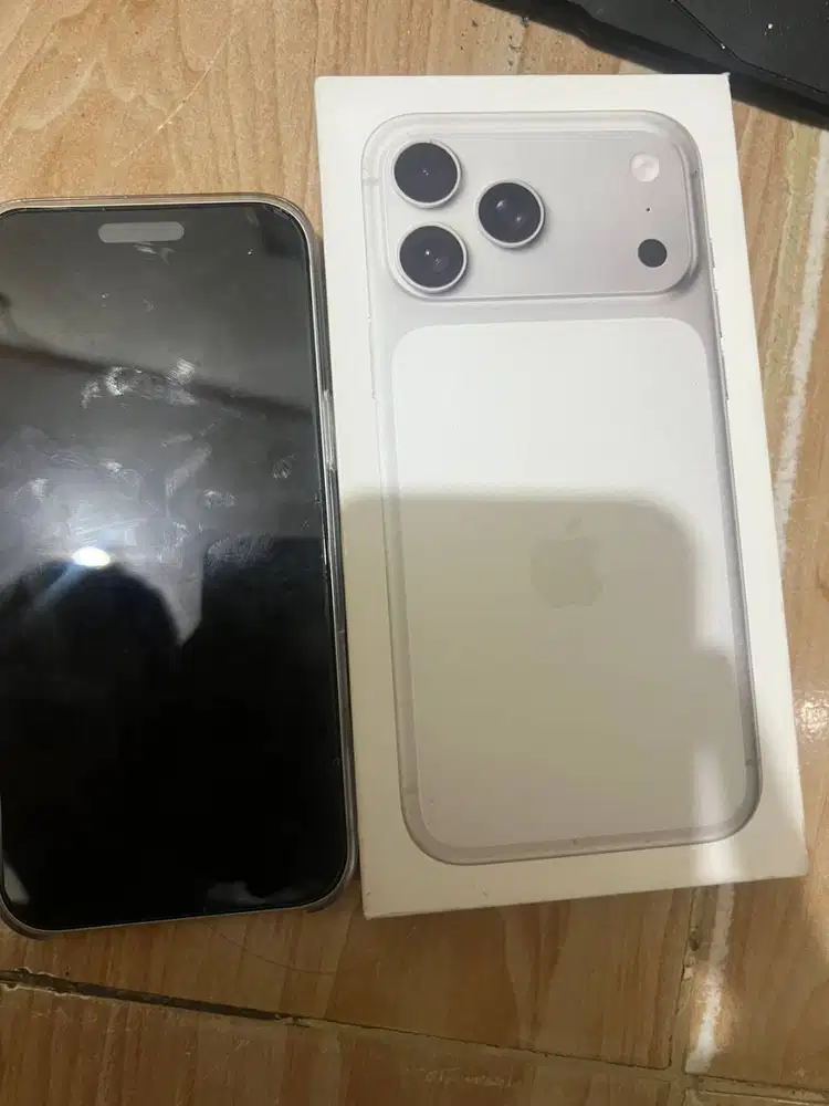 Di jual iphone 17 promax 256 GB warna silver