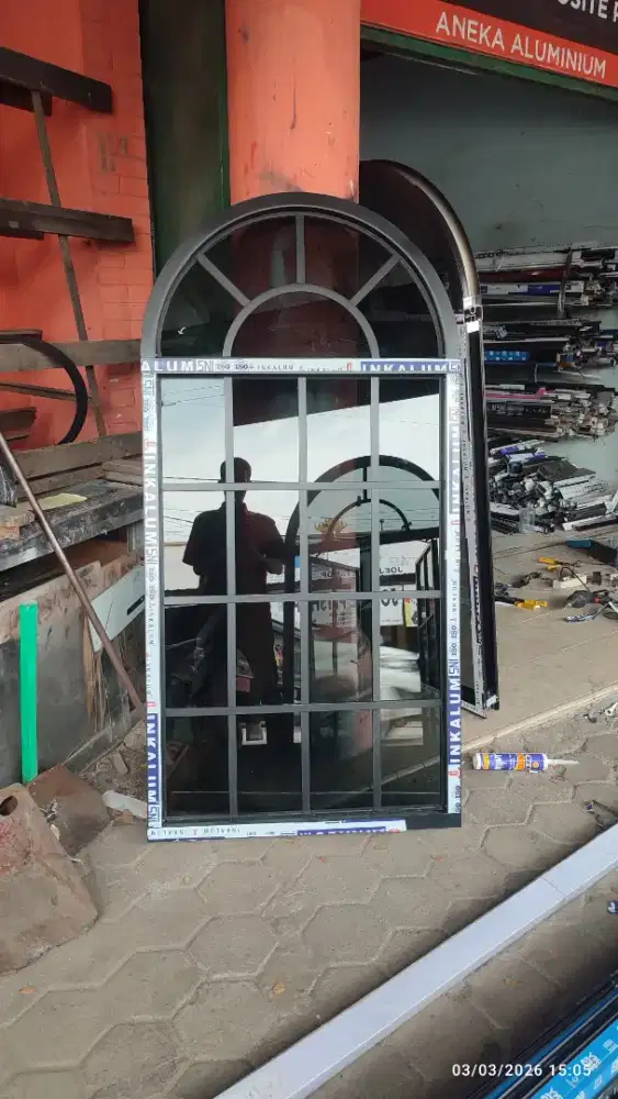 Jendela lengkung kaca mati