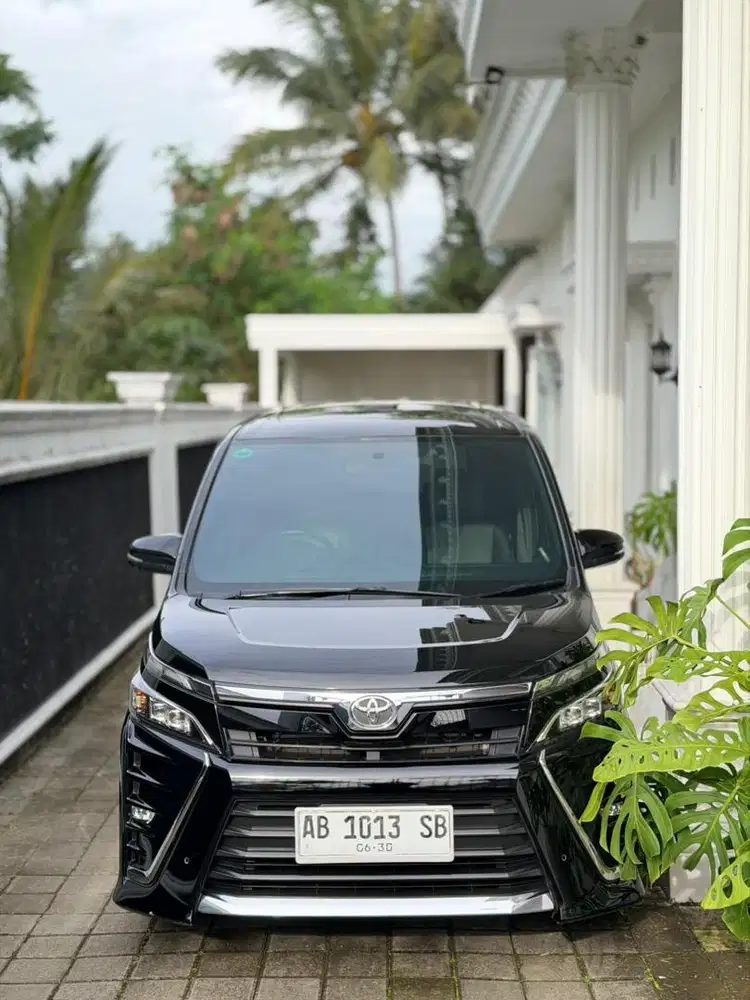 (BISA TT) Toyota Voxy 2018 Hitam Tinggal Pakai