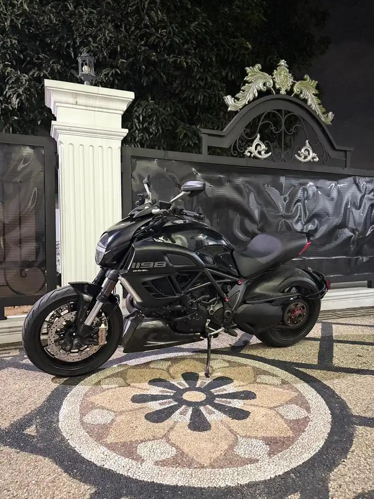 Ducati Diavel black terawat barang simpanan