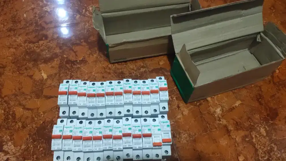 Jual MCB 40A  dan 32A schanaider